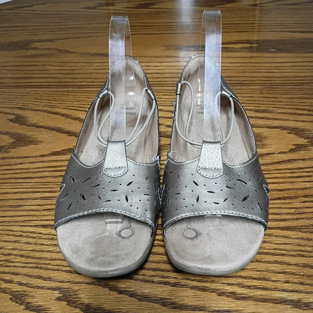 Earth Origins Ingrid Champagne Metallic Laser Cut Bungee Sandals Women 9M